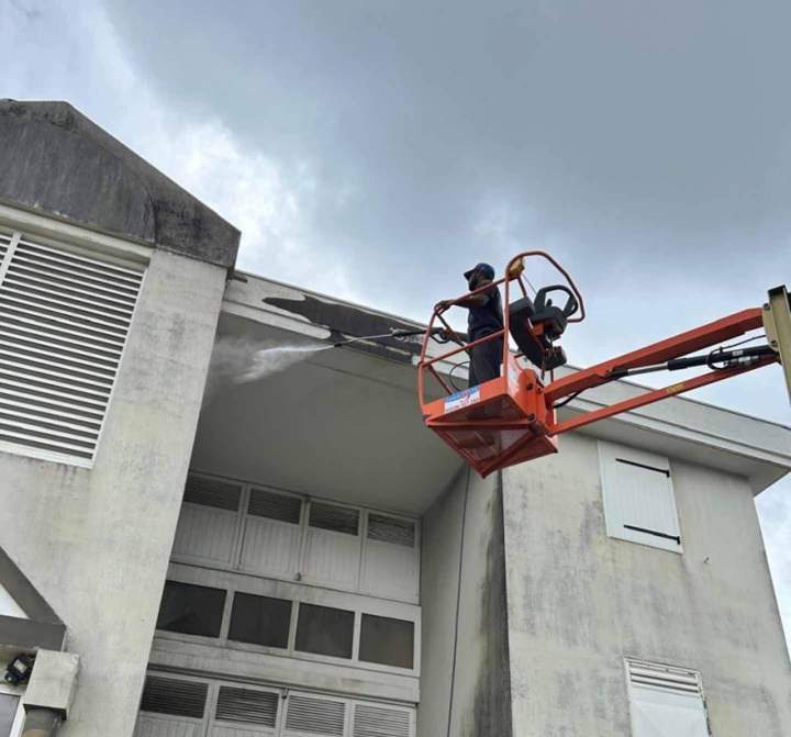 Nettoyage haute pression pour vos extérieurs (façades, toitures...).