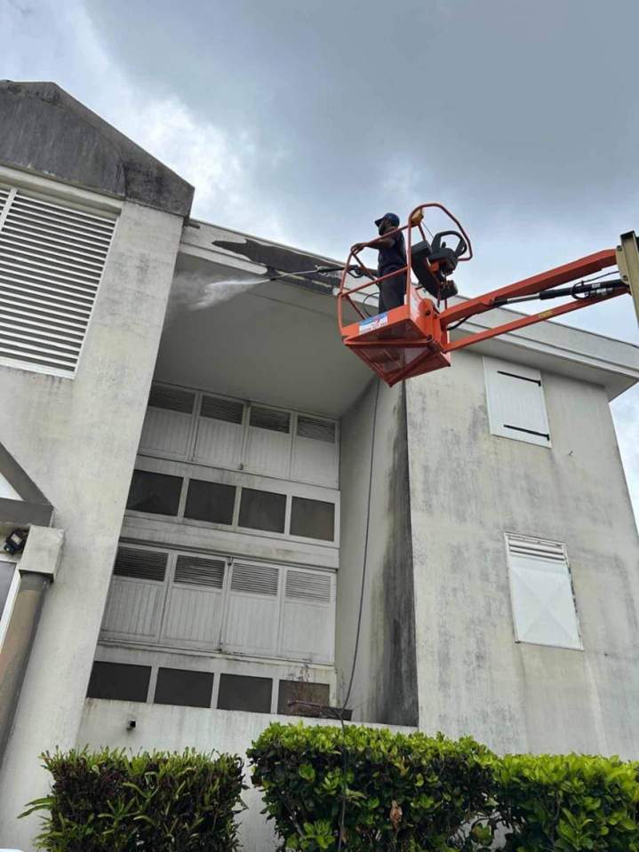 Nettoyage haute pression pour vos extérieurs (façades, toitures...).